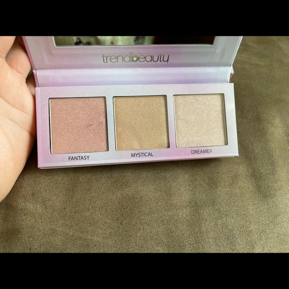 NIB New TREND BEAUTY Unicorn Dust Highlighter Palette Makeup - Picture 2 of 5